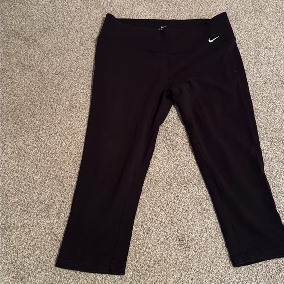 Nike Black Athletic Capris large - Picture 1 of 3